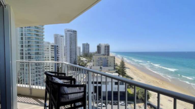 Main Beach Retreat | Stylish Apartment with Panoramic Ocean Views ...