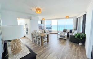 Main Beach Retreat | Stylish Apartment with Panoramic Ocean Views - Gold Coast, Australia