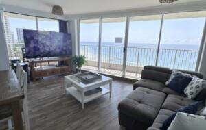 Main Beach Retreat | Stylish Apartment with Panoramic Ocean Views - Gold Coast, Australia