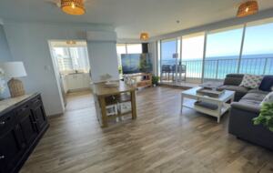 Main Beach Retreat | Stylish Apartment with Panoramic Ocean Views - Gold Coast, Australia