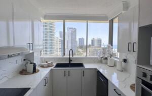 Main Beach Retreat | Stylish Apartment with Panoramic Ocean Views - Gold Coast, Australia