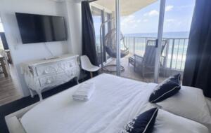 Main Beach Retreat | Stylish Apartment with Panoramic Ocean Views - Gold Coast, Australia