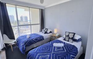 Main Beach Retreat | Stylish Apartment with Panoramic Ocean Views - Gold Coast, Australia