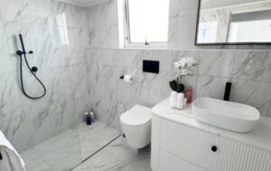 Main Beach Retreat | Stylish Apartment with Panoramic Ocean Views - Gold Coast, Australia