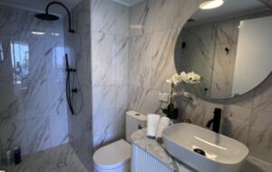 Main Beach Retreat | Stylish Apartment with Panoramic Ocean Views - Gold Coast, Australia