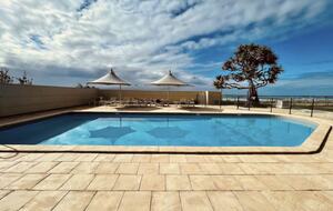 Main Beach Retreat | Stylish Apartment with Panoramic Ocean Views - Gold Coast, Australia