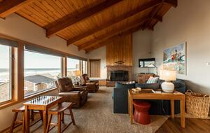Beachfront Escape Overlooking Haystack Rock - Cannon Beach, Oregon