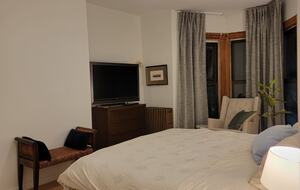 Light-Filled Brooklyn Flat with Artistic Flair - Brooklyn, New York