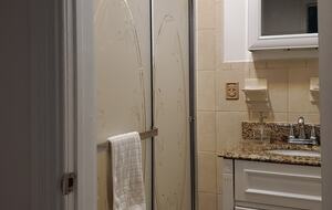 Light-Filled Brooklyn Flat with Artistic Flair - Brooklyn, New York