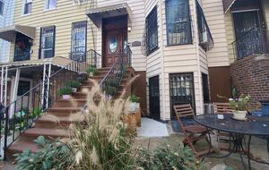 Light-Filled Brooklyn Flat with Artistic Flair - Brooklyn, New York