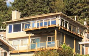 Beachfront Escape Overlooking Haystack Rock - Cannon Beach, Oregon