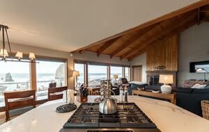 Beachfront Escape Overlooking Haystack Rock - Cannon Beach, Oregon