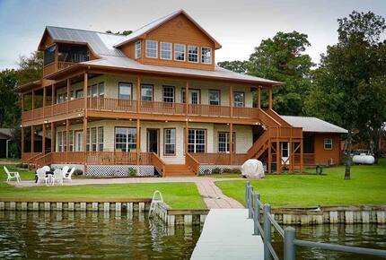 Sprawling Waterfront Haven with Private Dock & Boat Rental Option - Gun Barrel City, Texas