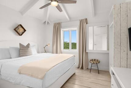 Guest room with queen