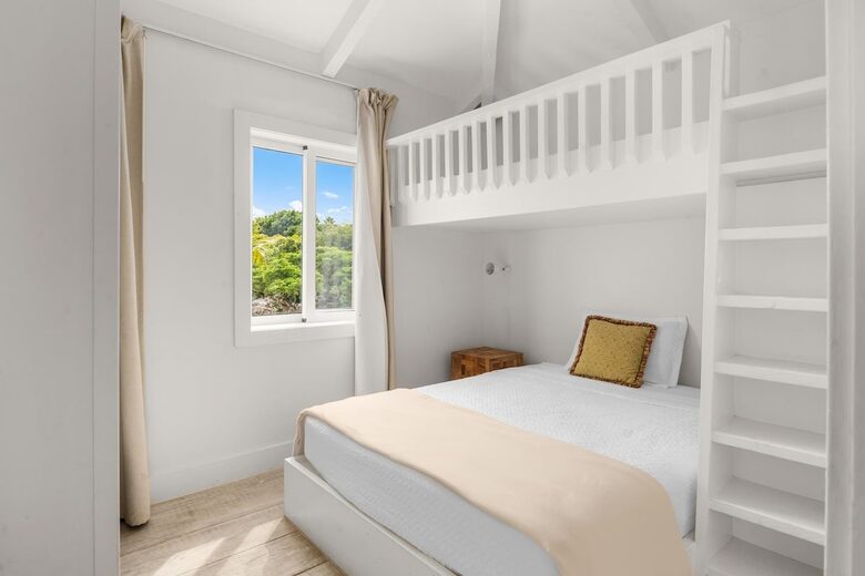 Guest room with queen and twin bunk