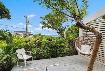 Private guest suite lounge deck