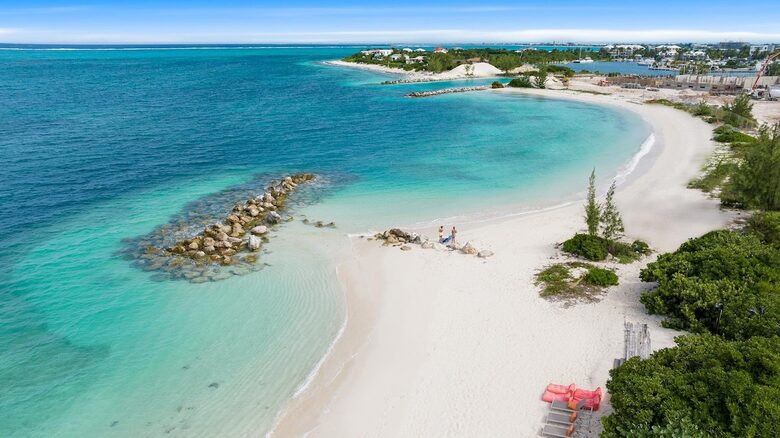 Babalua Beach - 5 min walk in front of house