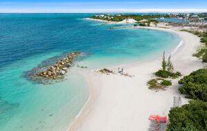 Babalua Beach - 5 min walk in front of house