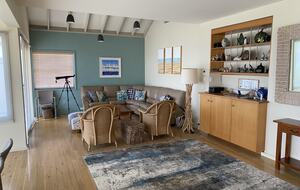Lounge area and wet bar