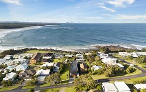 Stylish Two-Level Escape with Stunning Ocean Vistas - Woolgoolga, Australia