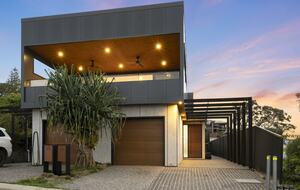 Stylish Two-Level Escape with Stunning Ocean Vistas - Woolgoolga, Australia