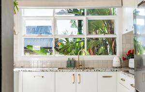 Sun, Style & Sea Views: Luxe Terrace in Newcastle - Newcastle, Australia