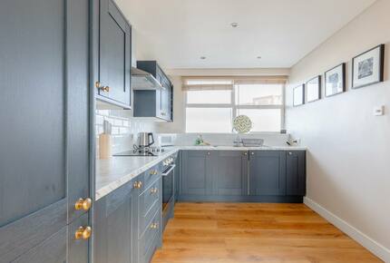 Thameside 2BD Apartment - London, United Kingdom