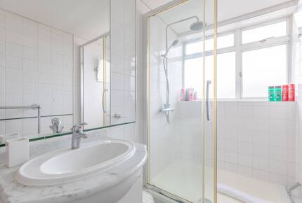 Thameside 2BD Apartment - London, United Kingdom