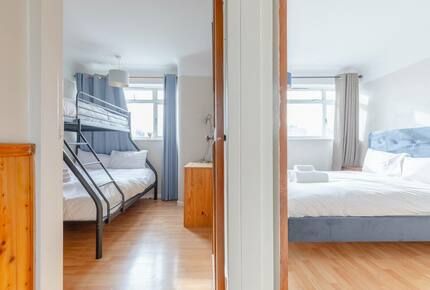 Thameside 2BD Apartment - London, United Kingdom