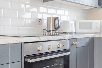 Thameside 2BD Apartment - London, United Kingdom