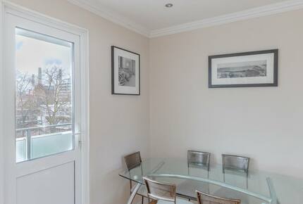 Thameside 2BD Apartment - London, United Kingdom