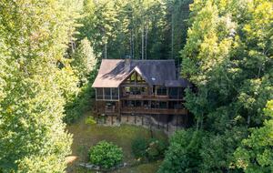 Alpine-Inspired Retreat with Panoramic Mountain Views - Tuckasegee, North Carolina