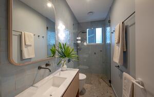 Upper bathroom shared between 2 bedrooms