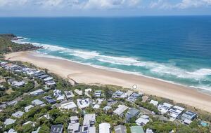 Street location - easy beach access & stroll to shops