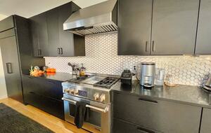 Kitchen with high-end 4-burner stove & oven