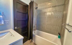 Modern Luxury 4 Bed Home | 7 Mins to Broncos Stadium - Denver, Colorado