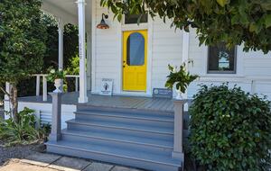 Charming Farmhouse on 30 Acre Vineyard - Healdsburg, California