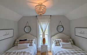 Charming Farmhouse on 30 Acre Vineyard - Healdsburg, California