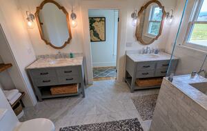 Charming Farmhouse on 30 Acre Vineyard - Healdsburg, California