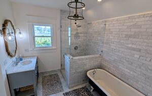 Charming Farmhouse on 30 Acre Vineyard - Healdsburg, California