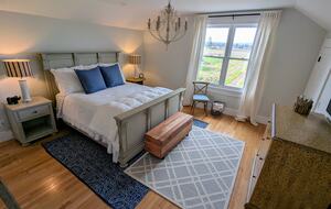 Charming Farmhouse on 30 Acre Vineyard - Healdsburg, California