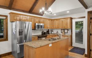 Treetop Chalet | Steps to Ski & Hike - Roseland, Virginia