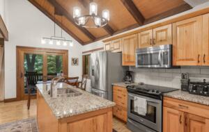 Treetop Chalet | Steps to Ski & Hike - Roseland, Virginia