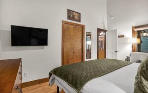 Treetop Chalet | Steps to Ski & Hike - Roseland, Virginia