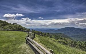 Treetop Chalet | Steps to Ski & Hike - Roseland, Virginia
