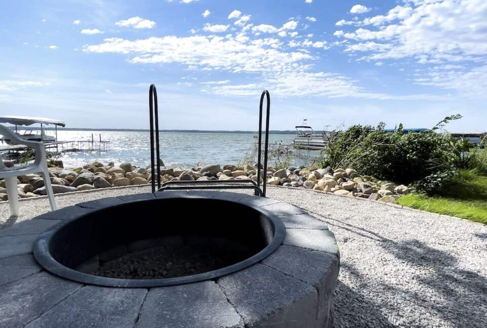 Sunlit Cottage Retreat with Waterfront Views - Stoughton, Wisconsin