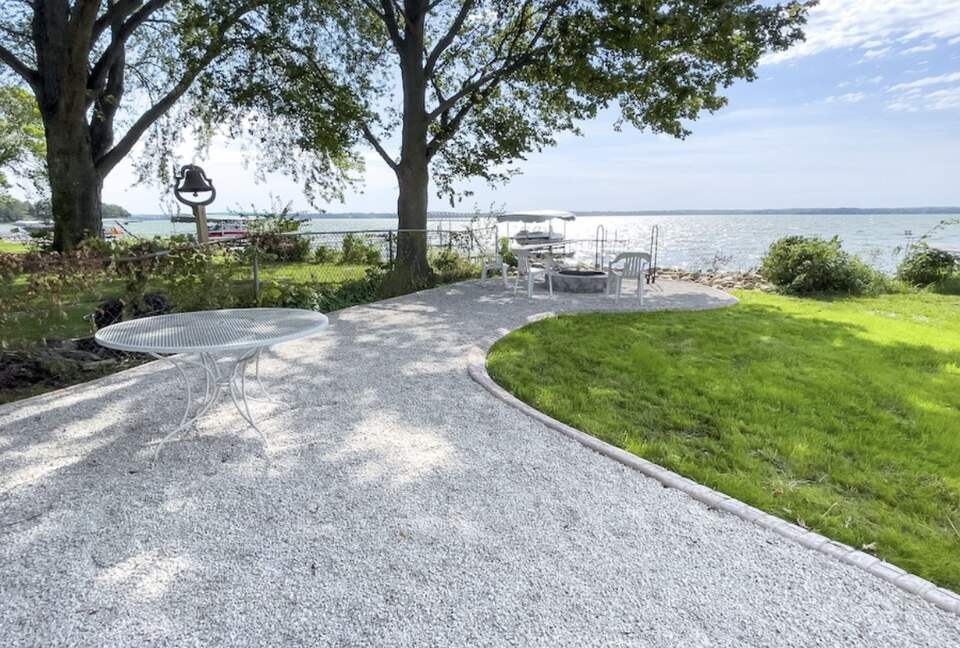 Sunlit Cottage Retreat with Waterfront Views - Stoughton, Wisconsin