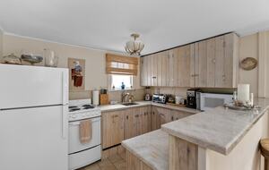 Cozy Fire Island Cottage Steps from the Water - Ocean Beach, New York