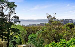 Nafplio | A Sophisticated Vineyard Escape in Red Hill South - Red Hill South, Australia