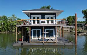 Elevated Tranquility | A Floating Escape on the Allegheny - Blawnox, Pennsylvania